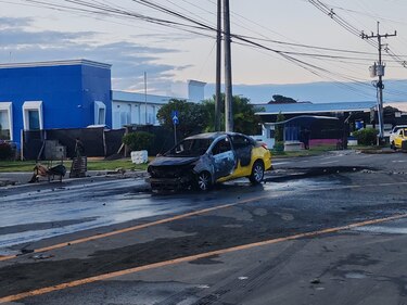 Siguen los cierres en Changuinola; vehículo resultó calcinado