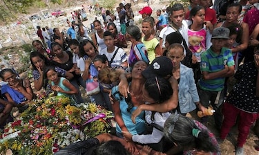 En Venezuela detienen a cinco policías por un incendio en celdas