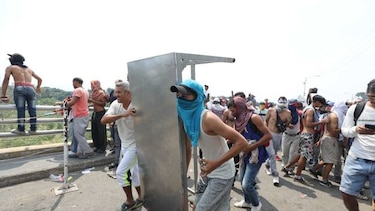 Disturbios en dos puentes entre Venezuela y Colombia