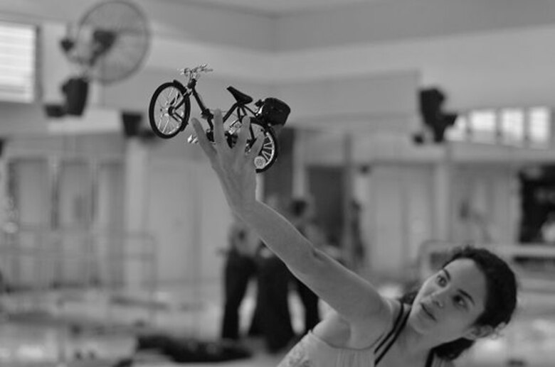 Una obra que reta las leyes universales