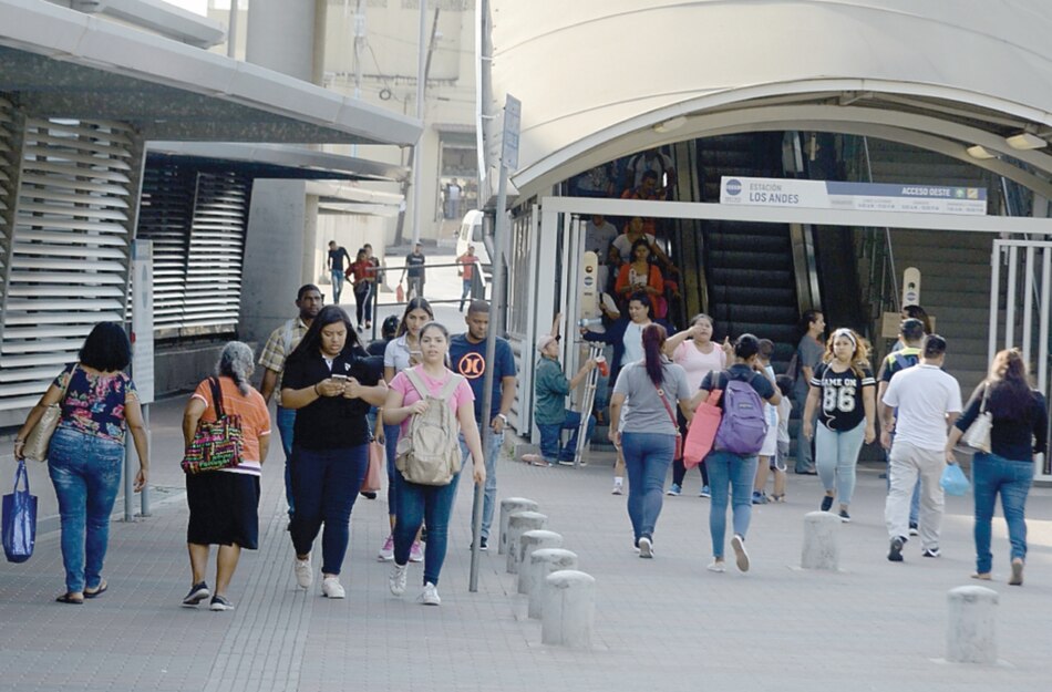 Estaciones del Metro amanecieron abarrotadas de usuarios; MiBus mantiene suspensión temporal de algunos servicios