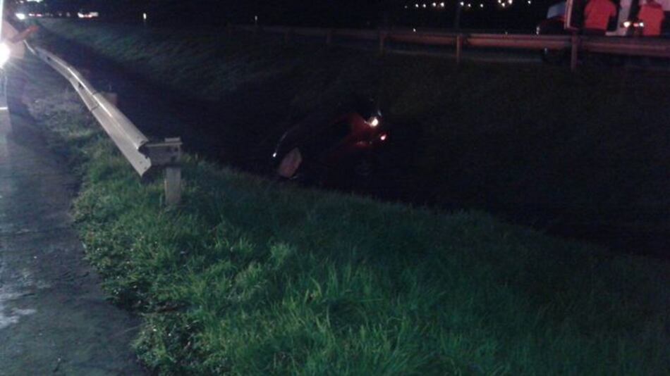 Vuelco en el corredor Sur deja dos personas heridas