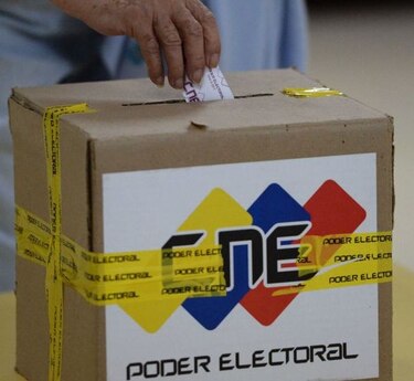 Venezolanos votan en calma en una elección vista como 'plebiscito' a Maduro