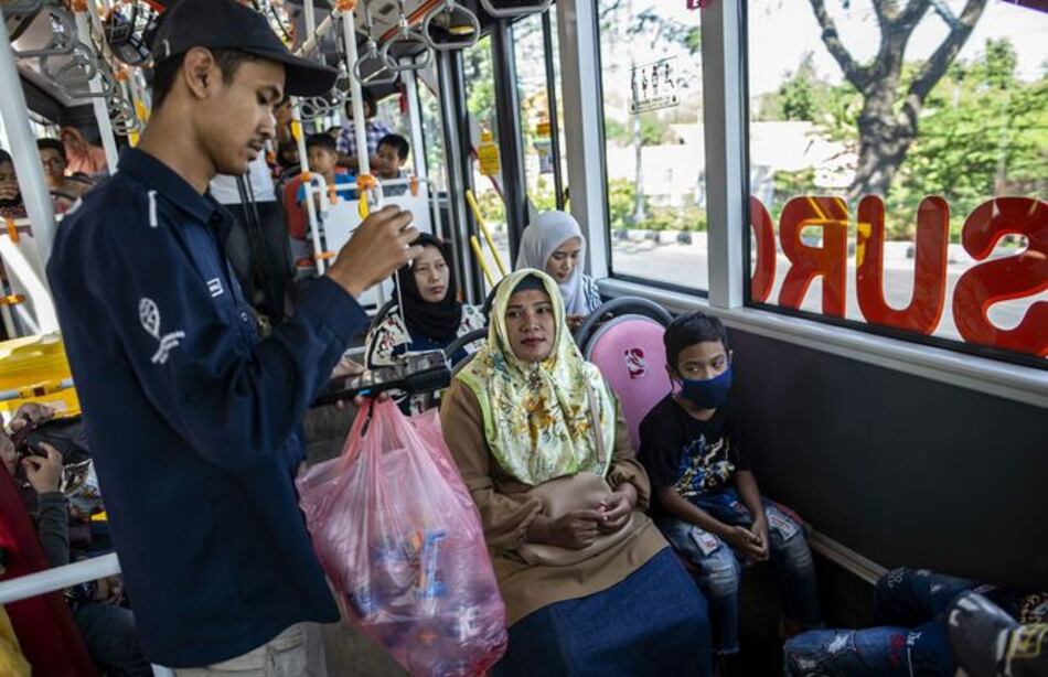 Tres botellas de plástico, el precio de un boleto de autobús en una ciudad de Indonesia