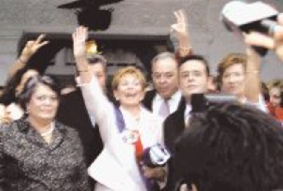 Mireya se fue; promete volver