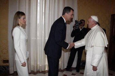 Los reyes de España invitan al Papa a visitar su país