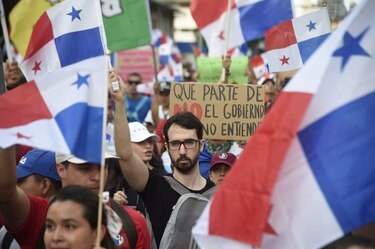 ‘¿Queremos consulta? ¡No!’, gritan miles de ciudadanos que marcharon a la Asamblea; antimotines los dispersa con gas lacrimógeno