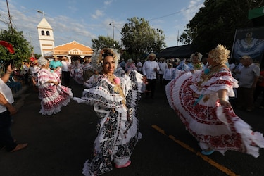 Fotogalería: Tunas de tambores y violines en el Martes de Carnaval en Santo Domingo