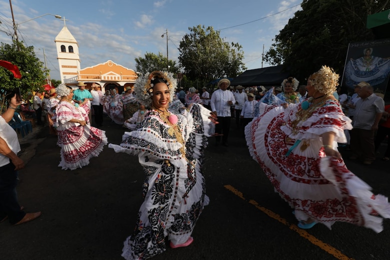 Fotogalería: Tunas de tambores y violines en el Martes de Carnaval en Santo Domingo