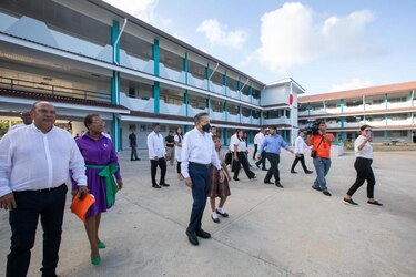 Cortizo inaugura una escuela en Colón que estuvo cuatro años en construcción