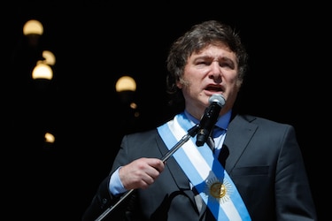 Milei anticipó ‘meses duros’ desde el escenario de su novia comediante