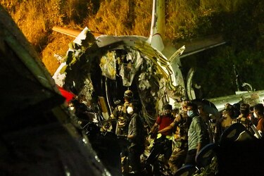 Avión de Air India con 195 personas sobrepasa la pista y se parte al intentar aterrizar; hay al menos 17 muertos y 15 heridos graves