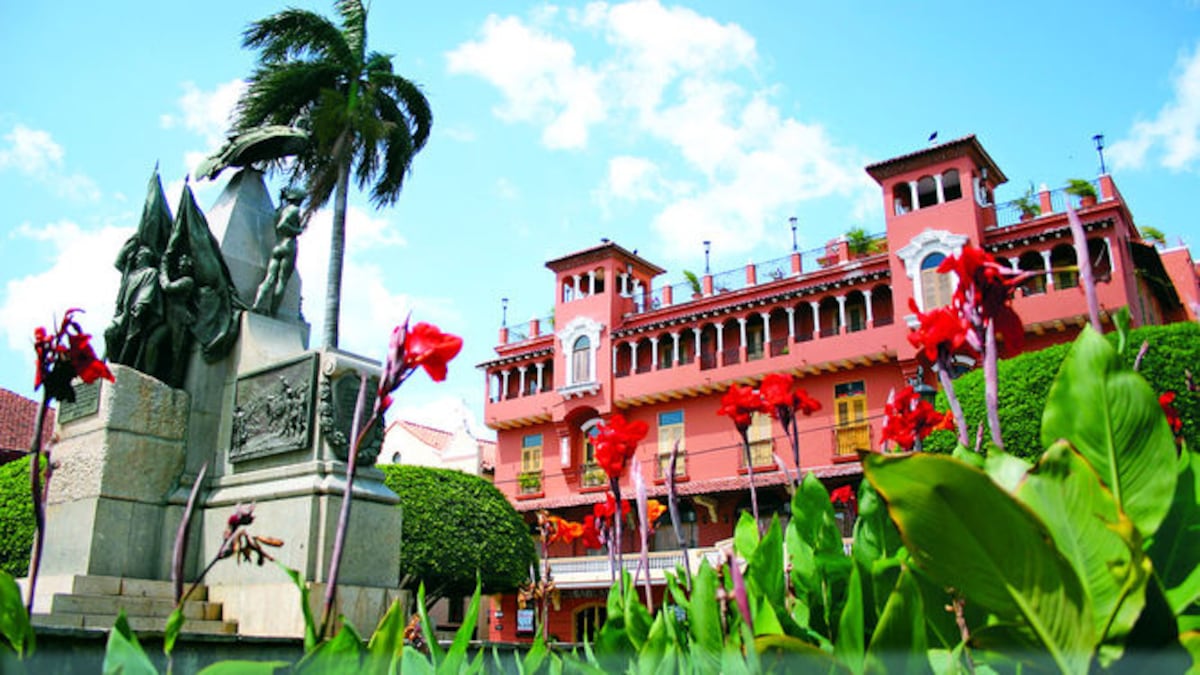El diseño del hotel Colombia es neocolonial con influencias del regionalismo andaluz, en el cual se inspiró Villanueva durante su visita a España.