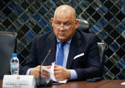 Un ‘traje a la medida’ de Benicio Robinson