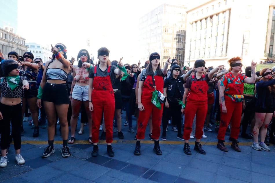 Las Tesis son demandadas por incitar a la violencia contra la Policía chilena