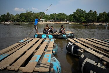 A pie, en balsa y con un perro, una travesía por ocho países para llegar a Estados Unidos