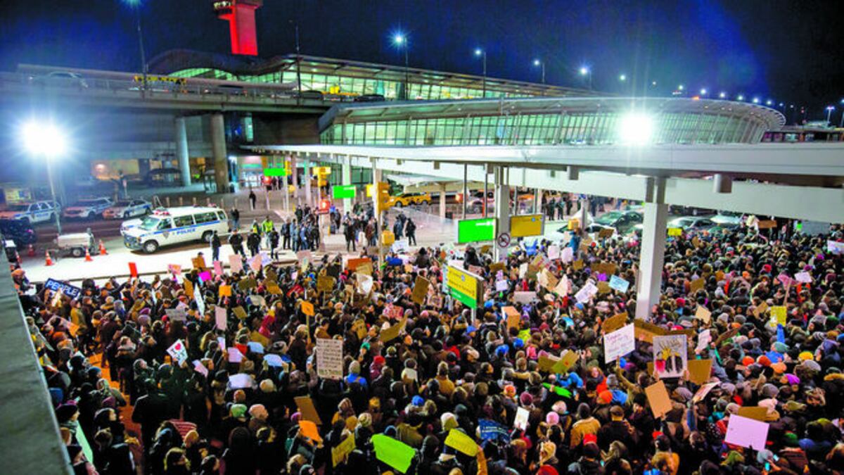 Manifestantes acudieron al aeropuerto, en Nueva York, para rechazar la disposición que afecta a inmigrantes y refugiados.