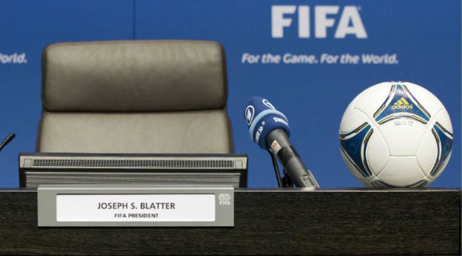 Blatter dice estar profundamente decepcionado; Platini se considera víctima