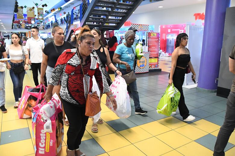Centros comerciales proyectan récord de compradores en vísperas de Navidad
