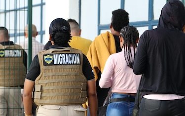 Deportan a 12 colombianos con prontuario delictivo y que habían entrado a Panamá con la caravana de migrantes