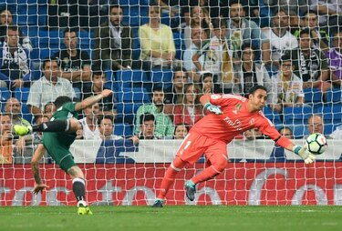 Real Madrid pierde ante Betis y ve alejarse al Barcelona