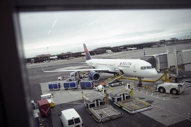 Precios de pasajes aéreos están por las nubes