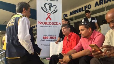 Director de Probidsida se encadena en la CSS para denunciar el desabastecimiento de medicamentos