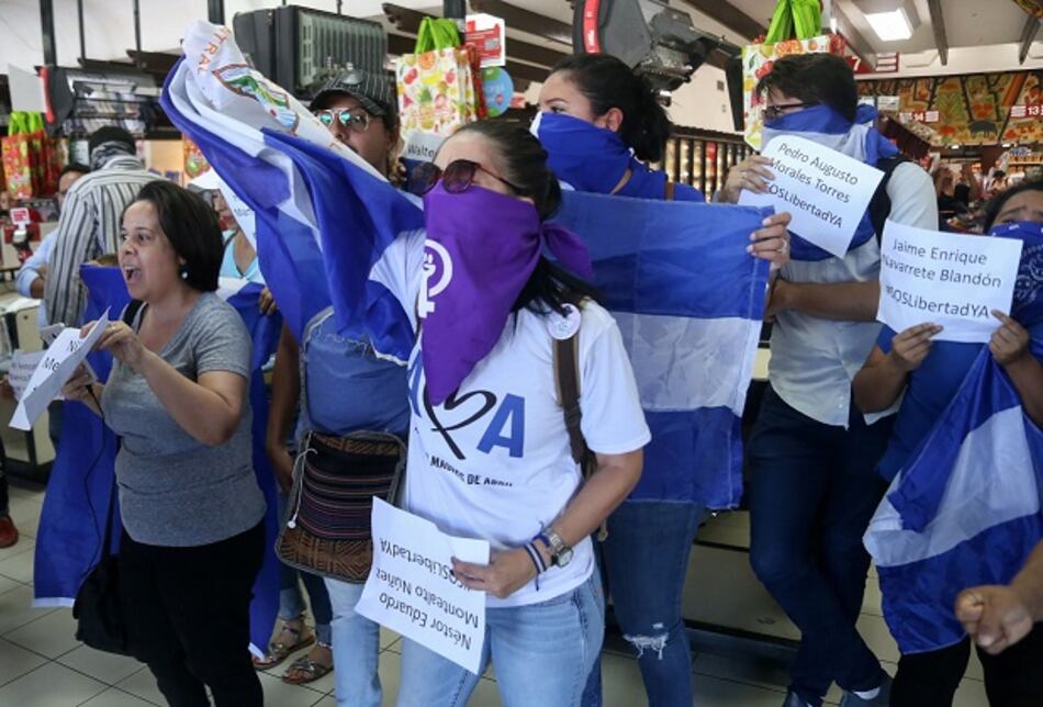 Policía asedia protesta opositora pero permite marcha oficialista en Nicaragua