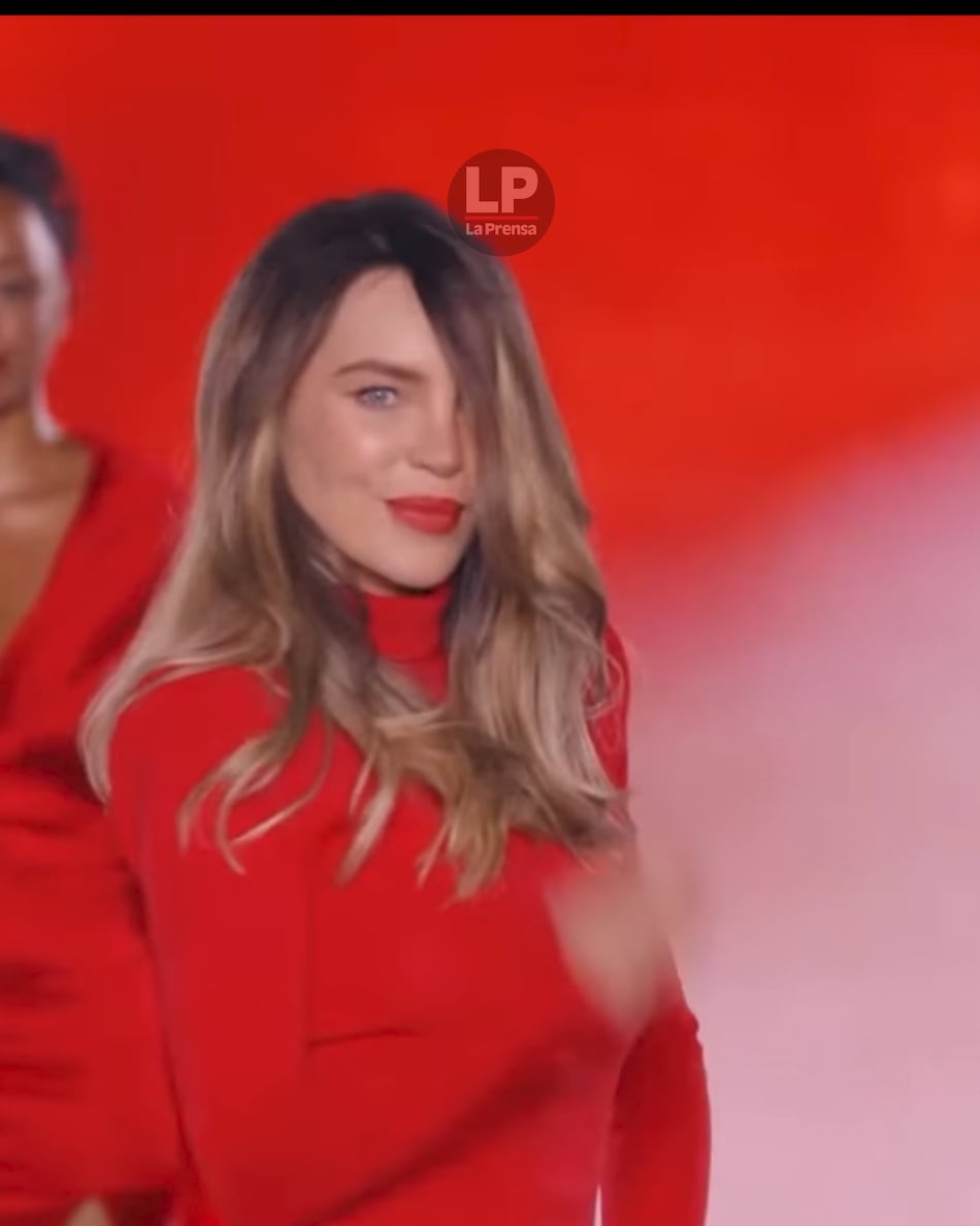 La caída de Belinda en la pasarela de París: ¿Quién la levantó?