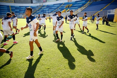 El español David Dóniga califica de positivo el primer contacto con los jugadores de El Salvador