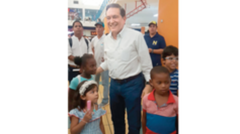 Comida, transporte y ‘souvenirs’ para los jóvenes que quiere conquistar el PRD