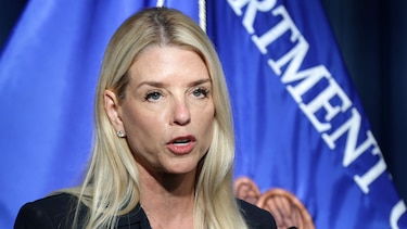 Por qué está aumentando la presión del movimiento MAGA para el gobierno de Trump haga públicos los archivos de Jeffrey Epstein