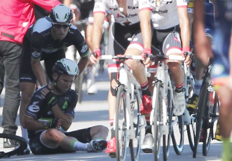 Video: Sagan es expulsado del Tour de Francia por darle codazo a Cavendish