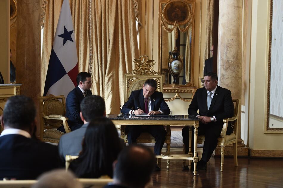 Rolando Mirones y Carlos Romero salen del Gabinete