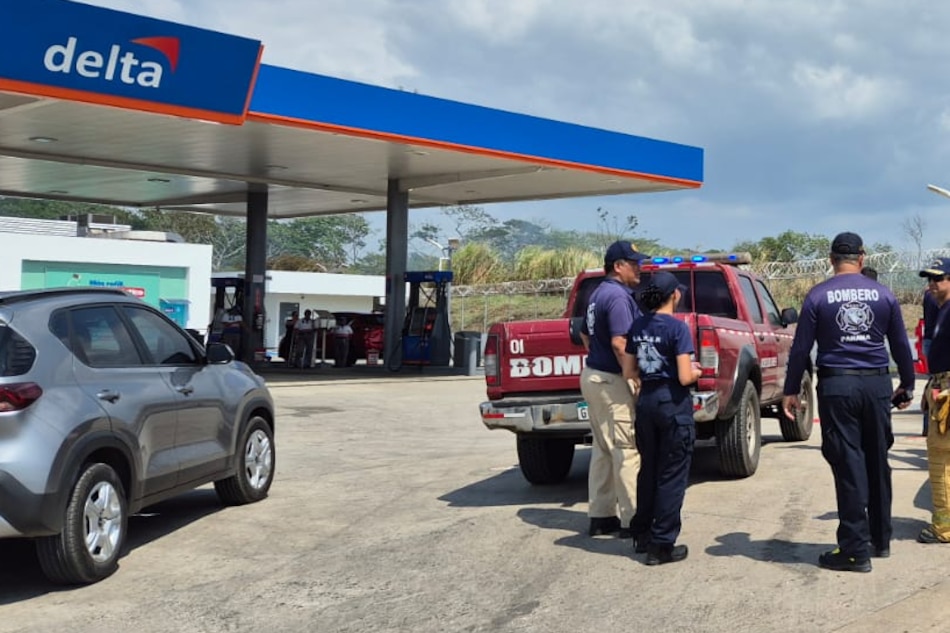 Apagan incendio cerca de una estación de gasolina en la autopista Arraiján-La Chorrera