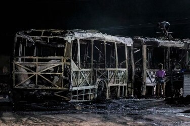 Incendian 35 autobuses en Río de Janeiro tras la muerte de un jefe parapolicial