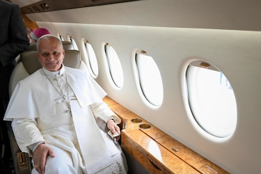 El papa León XIV regresa a Roma en el avión del rey de España