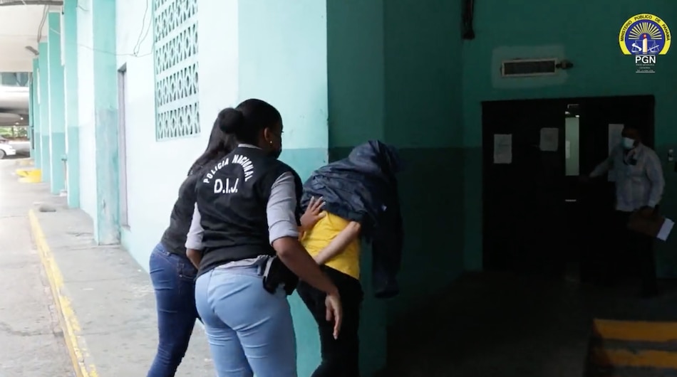 Juez ordena arresto de mujer investigada por homicidio