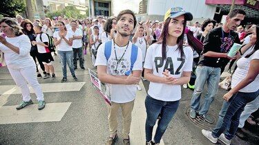 Detienen a dos opositores más