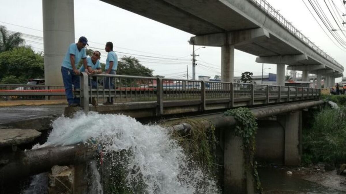 Varias zonas sin agua debido a rotura de tubería en la Transístmica