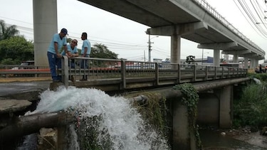 Varias zonas sin agua debido a rotura de tubería en la Transístmica
