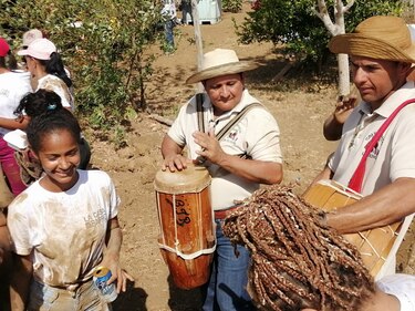 Reviven junta de embarra para que tradiciones no desaparezcan