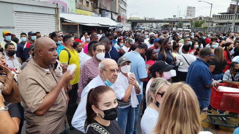 Fábrega protesta junto a sus seguidores por la posible revocatoria de su mandato