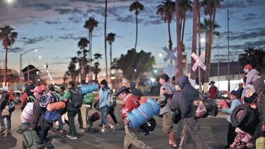 Juez suspende medida migratoria de Donald Trump