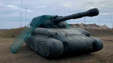 Tanques inflables y artillería empaquetada: así es la ‘guerra de utilería’ con la que Ucrania intenta engañar a las fuerzas rusas