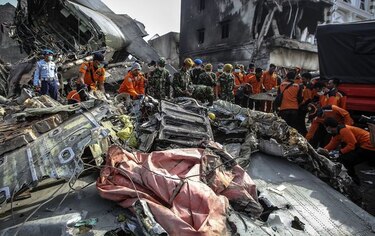 Socorristas siguen buscando víctimas  en  el lugar donde se estrelló avión en Indonesia