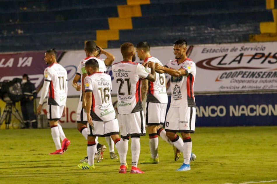 El Alajuelense del panameño Adolfo Machado se llevó la victoria en el regreso del fútbol en Costa Rica