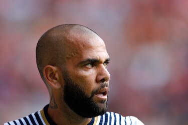 La víctima de Dani Alves pide que siga preso tras cuestionar su última versión