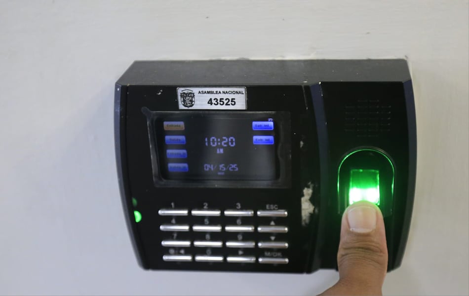 Entrega de 3,812 cheques y el fantasma de las ‘botellas’ encienden dudas sobre auditoría en la Asamblea