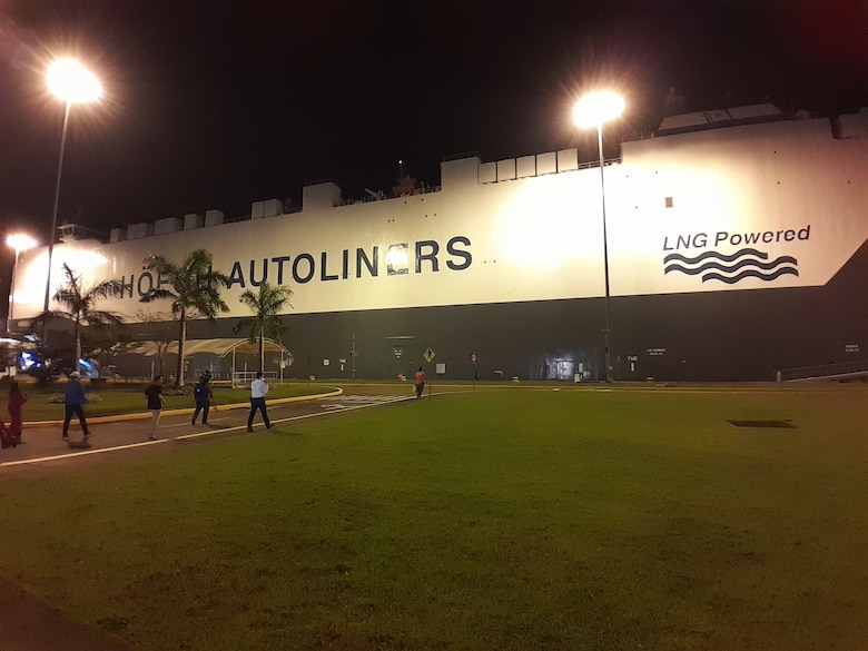 Canal de Panamá registra el tránsito del portavehículos más grande del mundo